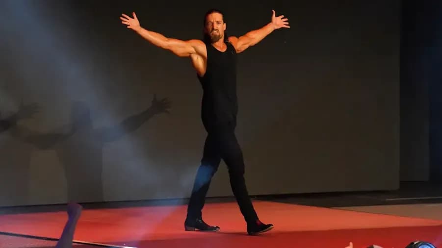 Jay White April 2023 look at me.jpg