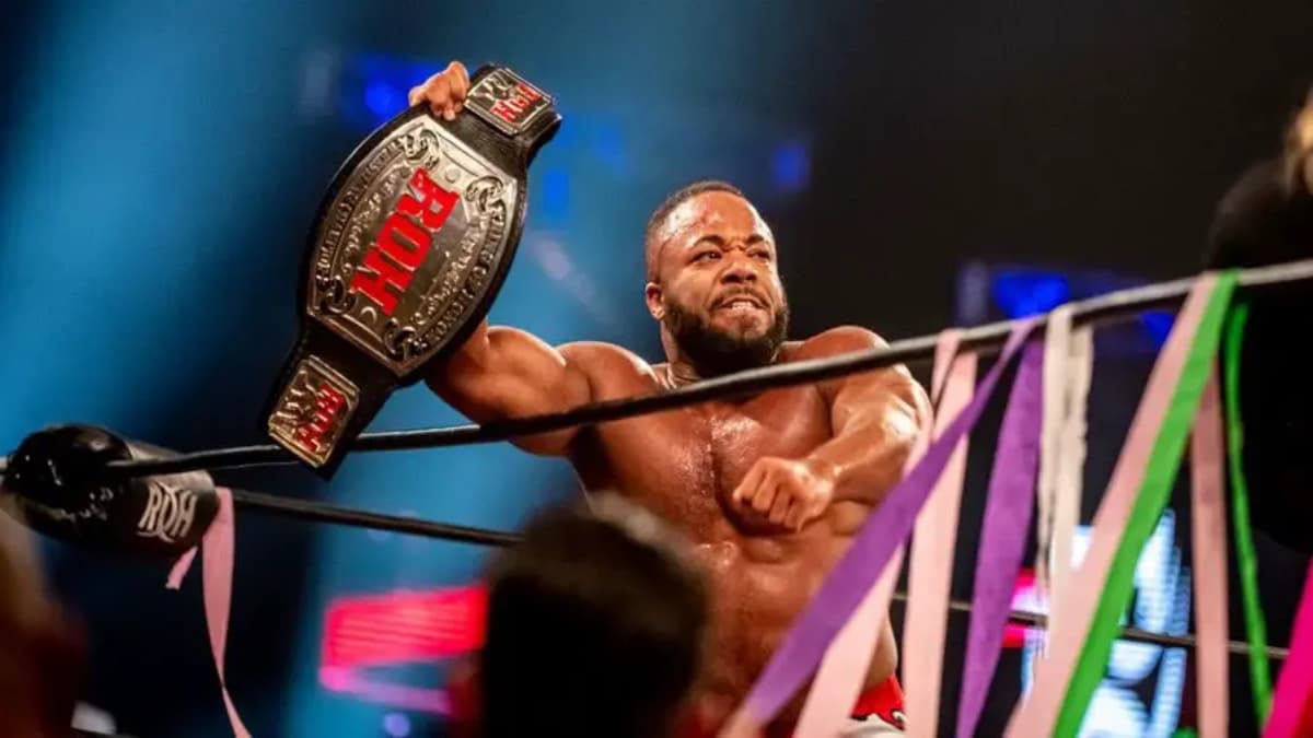 Jonathan Gresham raising the ROH World Title