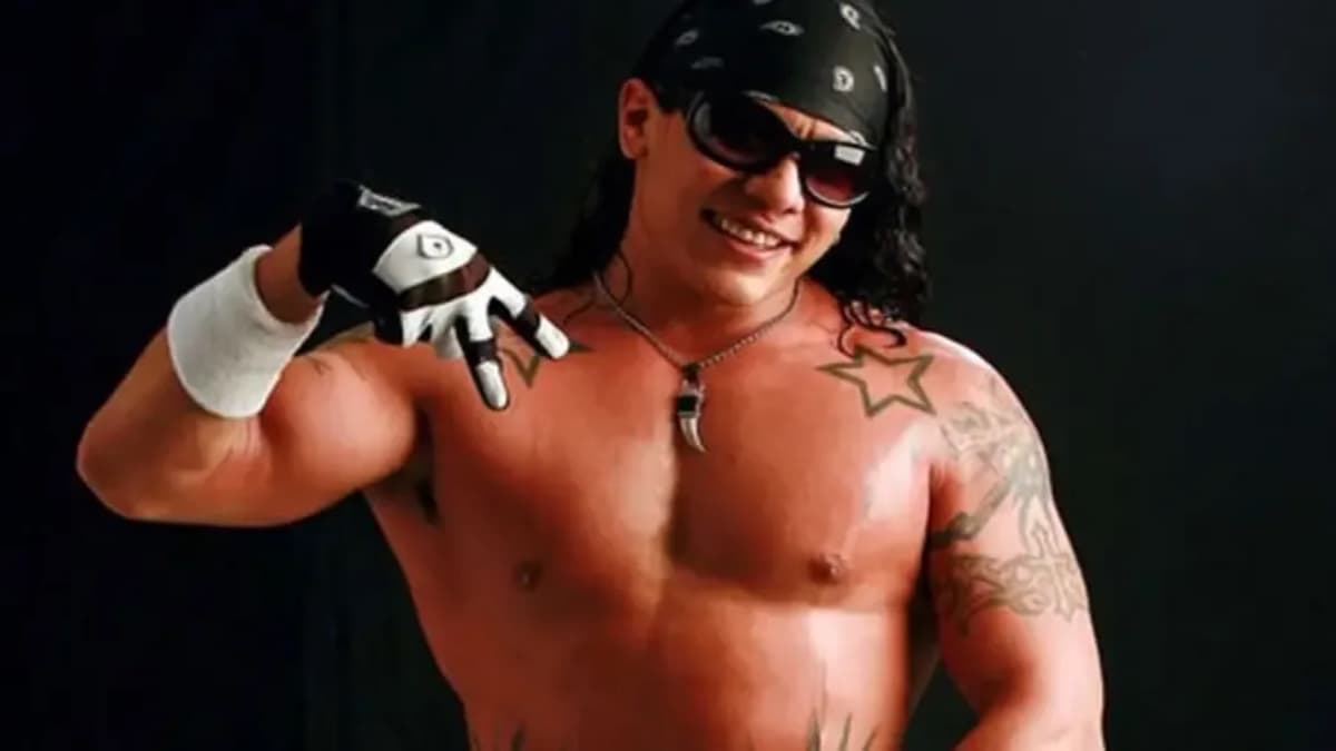 Juventud Guerrera in sunglasses and a bandana smiling