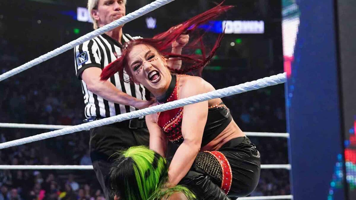 Kay Lee Ray/Alba Fyre with double knees to Naomi's back on WWE SmackDown
