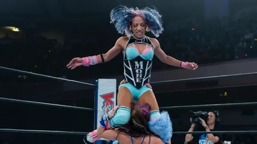 Mercedes Moné NJPW Battle in the Valley double knees.jpg