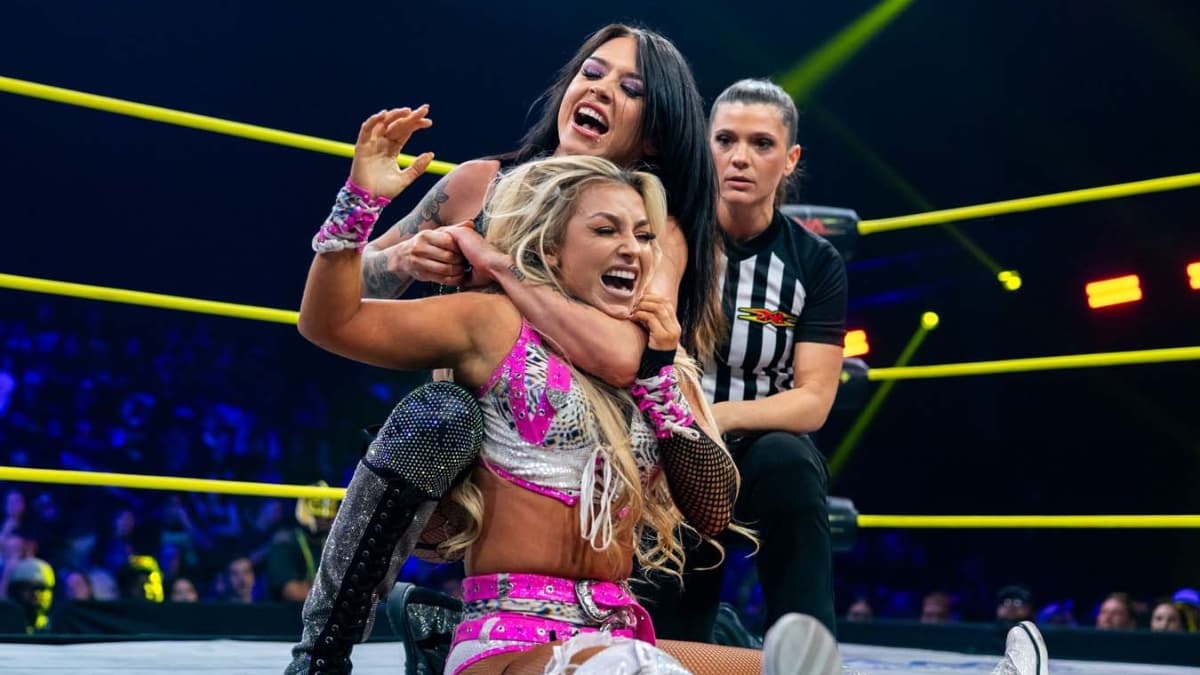 Elayna Black with Myla Grace in a headlock on TNA IMPACT