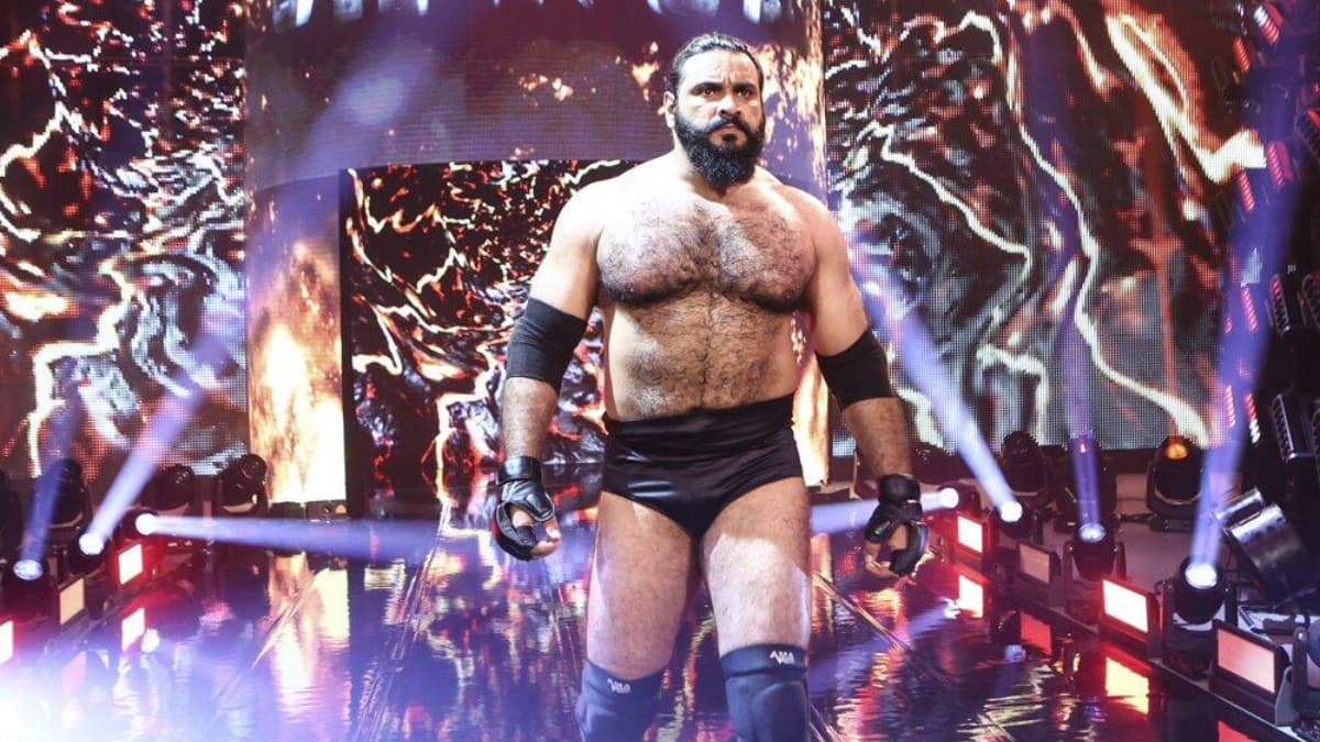 Sanga in black underpants walking to the ring