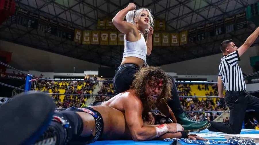 Toni Storm Juice Robinson NJPW Resurgence.jpg