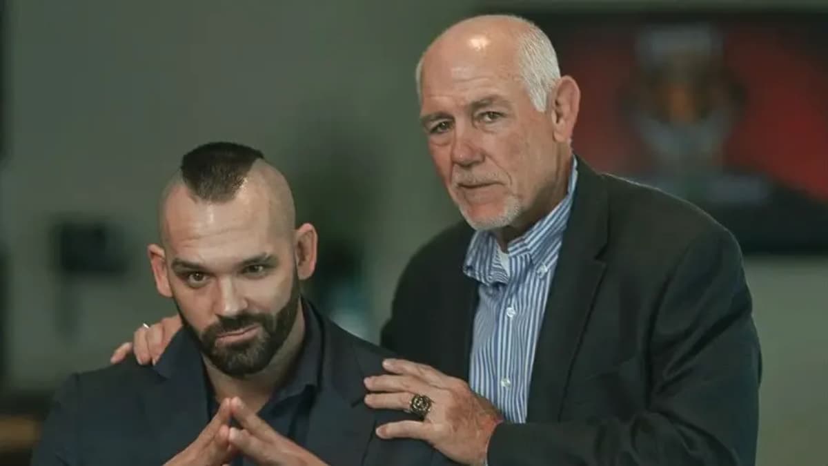 Tully Blanchard with his hand on a sitting Shawn Spears' shoulder