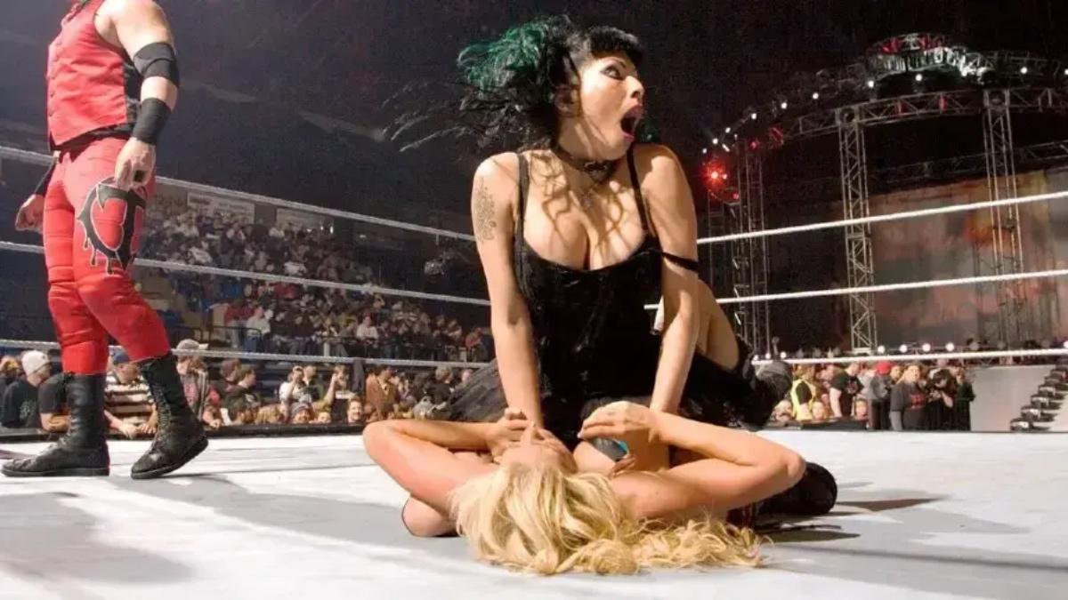 Ariel pinning Kelly Kelly at ECW December to Dismember