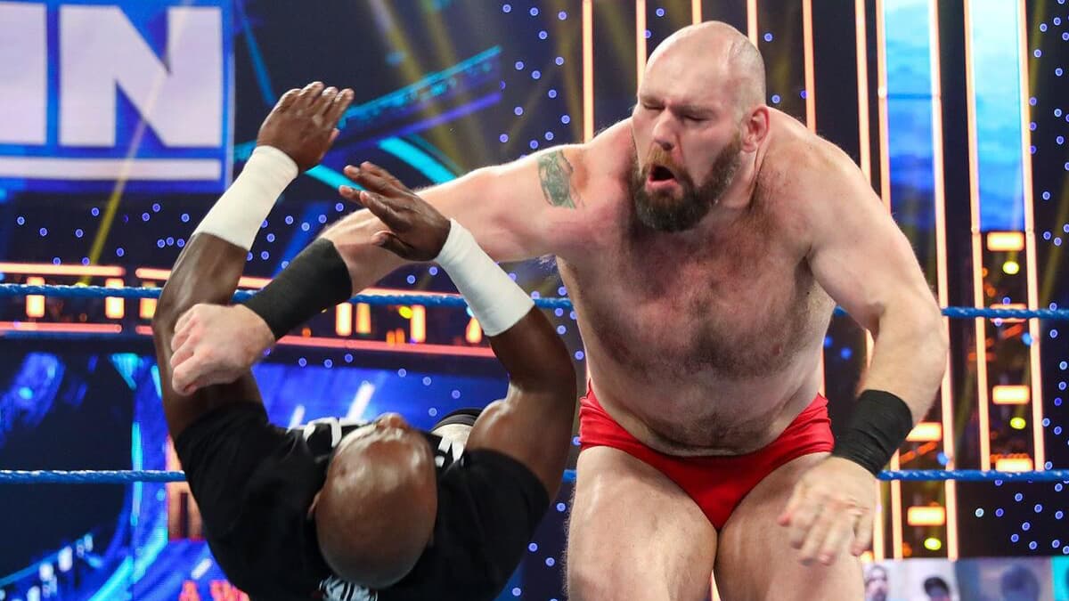Lars Sullivan clotheslining Apollo Crews while pulling a funny face on WWE SmackDown