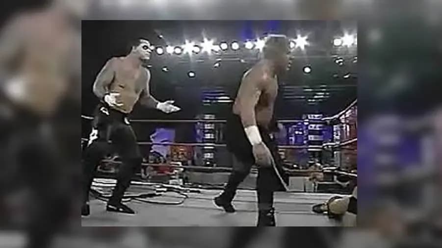 https://cultaholic.com/files/images/76d44a8f6b0b4fffc87e25a1c5aa30b83c60d64b-raven-vampiro-tna-2003.jpg