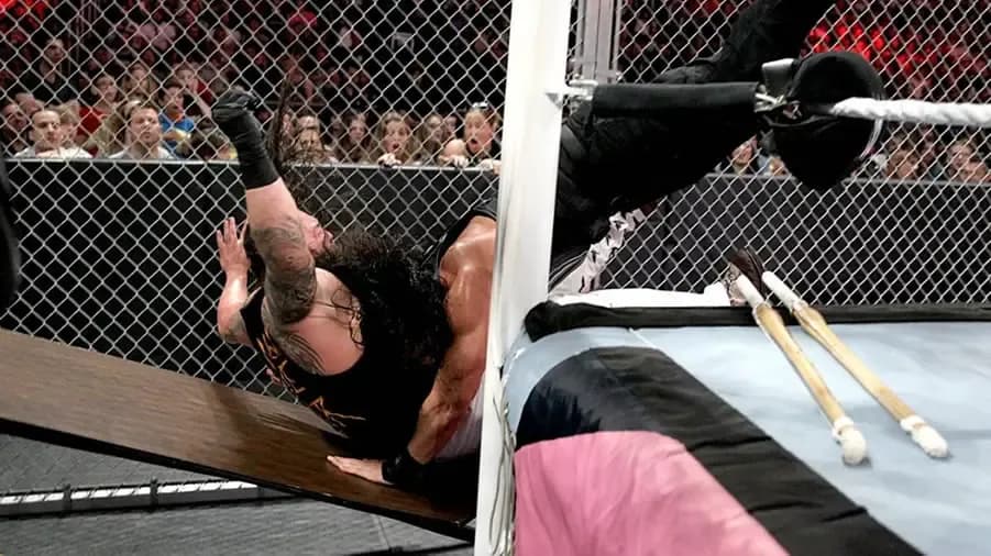 https://cultaholic.com/files/images/c9e798645a8172a30308877219607e394f934bf0-bray-wyatt-roman-reigns-hell-in-a-cell-2015.jpg