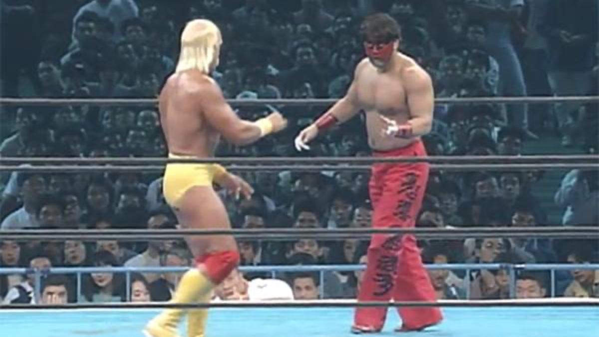 Hulk Hogan and The Great Muta circling each other at NJPW Wrestling Dontaku 1993