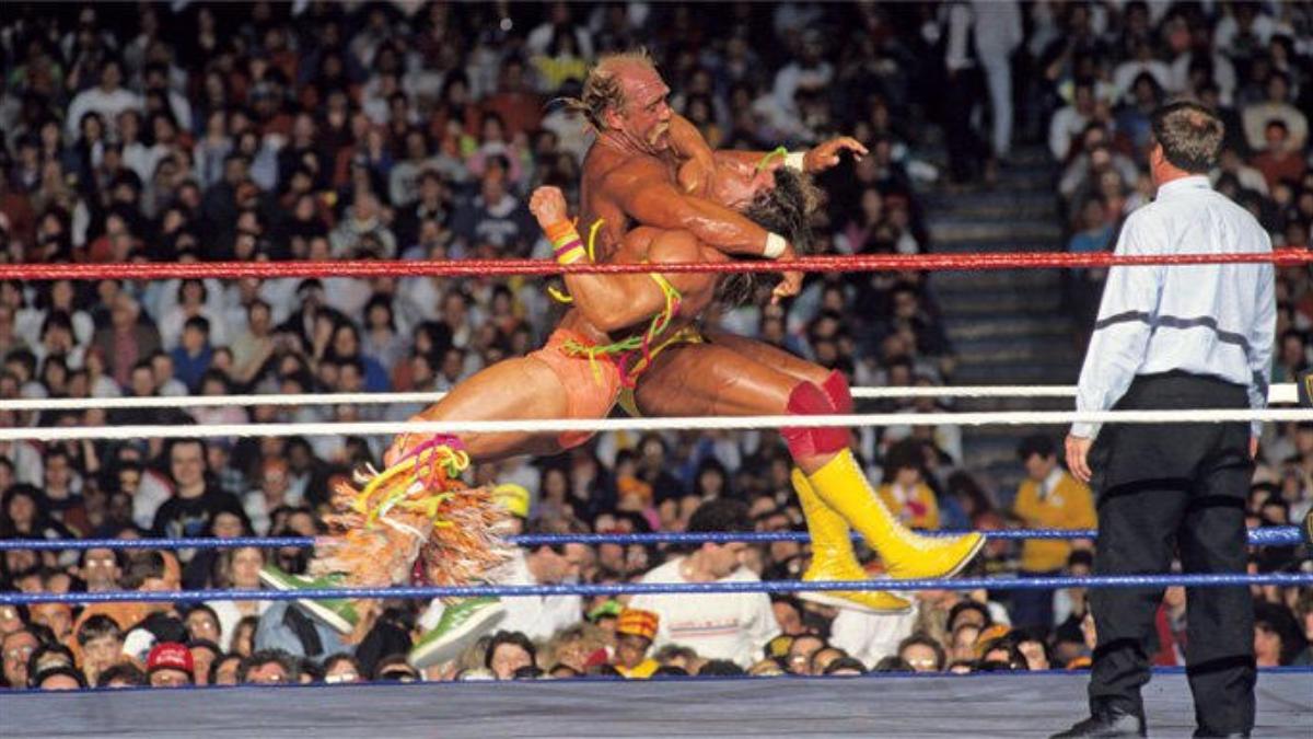 Hulk Hogan and Ultimate Warrior clotheslining each other