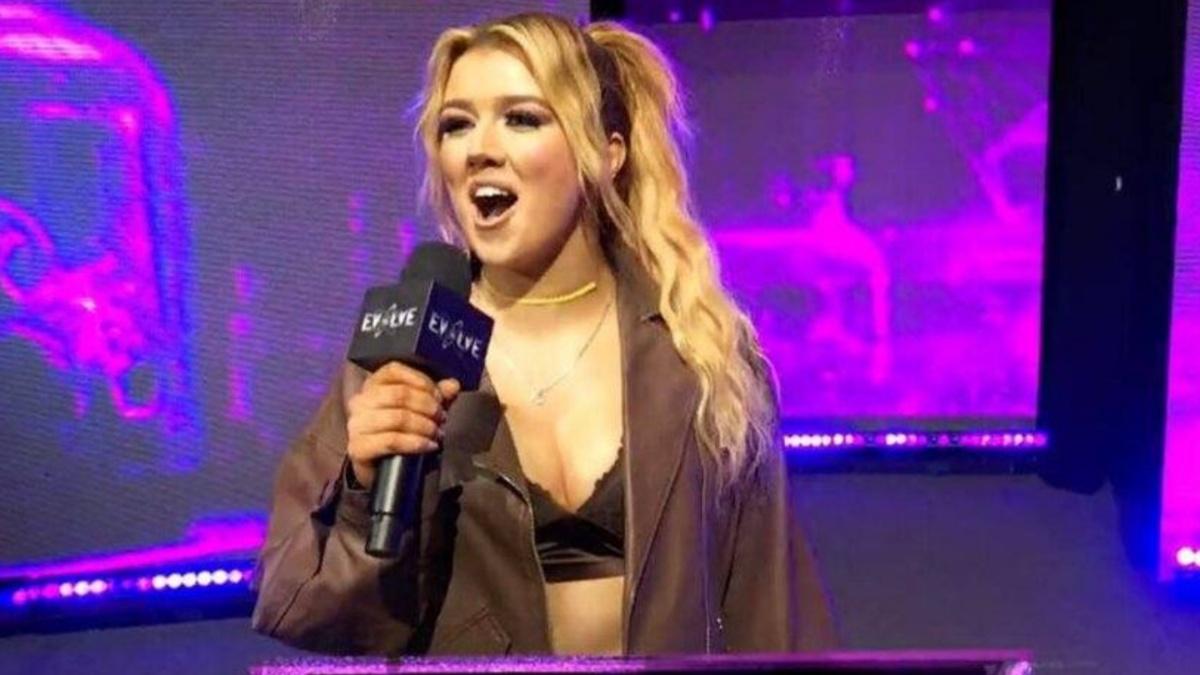 Stevie Turner cutting a promo