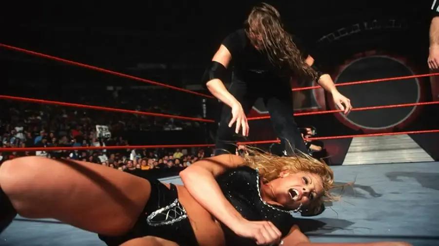 https://cultaholic.com/files/images/3b9d07ce1d9c6c74dc2d031edbd18d75efbbb06e-stephanie-mcmahon-trish-stratus-no-way-out-2001.jpg