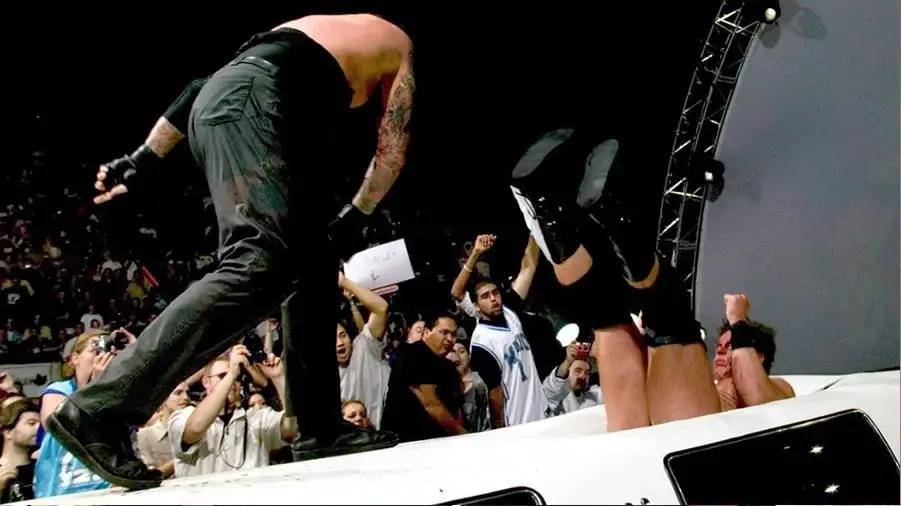 https://cultaholic.com/files/images/436dd3b328c05f59e7e9414bddb99eac19ce501f-undertaker-jbl-summerslam-2004.jpg