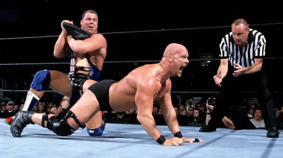 https://cultaholic.com/files/images/a00819dd969ba2b0f1cda99619bea854724d7ff4-STONE-COLD-STEVE-AUSTIN-KURT-ANGLE-SUMMERSLAM-2001.jpg